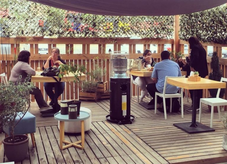 El local además cuenta con una agradable terraza calefaccionada para capear los fríos días de esta temporada.