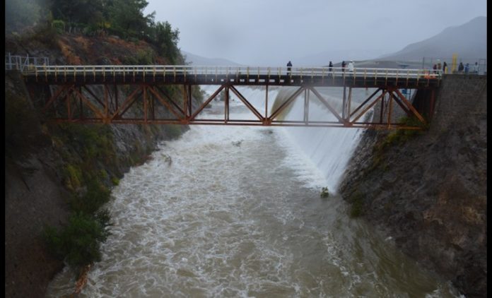 La imagen de la caída del peralte del embalse Recoleta apareció en todos los noticiarios del país en mayo del año pasado.