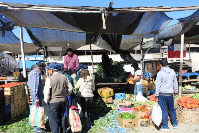 Bajo sus improvisados “locales” los postureros venden sus productos a los clientes que se acercan a este sector de la feria. Ellos quieren mantener sus ventas hasta las 12 del día, pero una ordenanza municipal limita el horario de trabajo hasta las 10 de la mañana. (FOTO: CHRISTIAN ARMAZA)