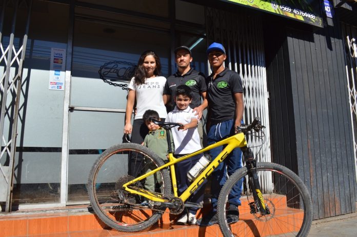 La familia Hidalgo-Guzmán compite periódicamente en torneos de ciclismo en la región y el país. Ya pasó a ser un estilo de vida. (Foto: Rodolfo Pizarro)