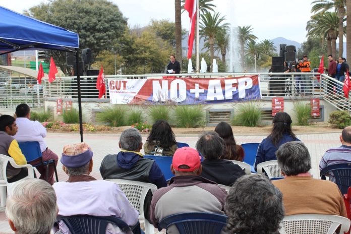 El presidente provincial de la CUT, Ricardo Rojas, se dirigió ante el público presente en el Espejo de Agua, en la alameda de Ovalle, expresando las principales demandas exigidas por el mundo sindical. (FOTO: CHRISTIAN ARMAZA)