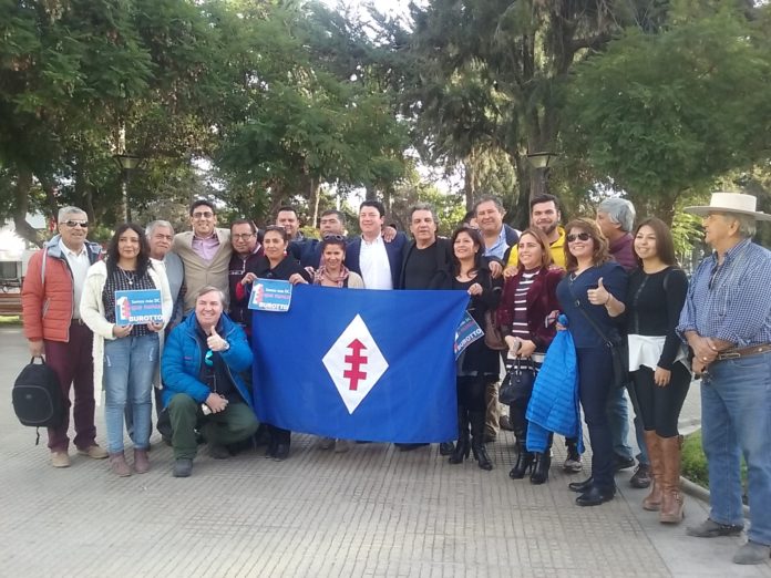 Arropado por sus partidarios locales, Humberto Burotto, se reunió con los militantes democratacristianos de la zona, para dar a conocer sus propuestas. (FOTO: CEDIDA)