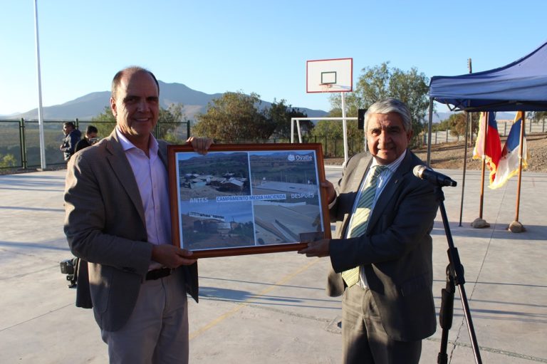 El Ministro de Vivienda y Obras Públicas, Cristian Monckeberg, junto al alcalde de Ovalle, Claudio Rentería, inaugurando hace pocos días, las nuevas canchas deportivas ubicadas a un costado del Polideportivo Municipal. (FOTO: CHRISTIAN ARMAZA)