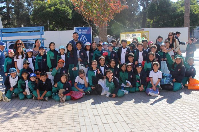 Los estudiantes reunieron decenas de botellas de plástico y las depositaron en uno de los puntos de reciclaje en el centro de la ciudad.