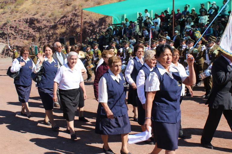 El aniversario contó con la participación de gran parte de la comunidad, quienes fueron parte del desfile central representados por las organizaciones comunitarias y alumnos de los establecimientos educacionales.