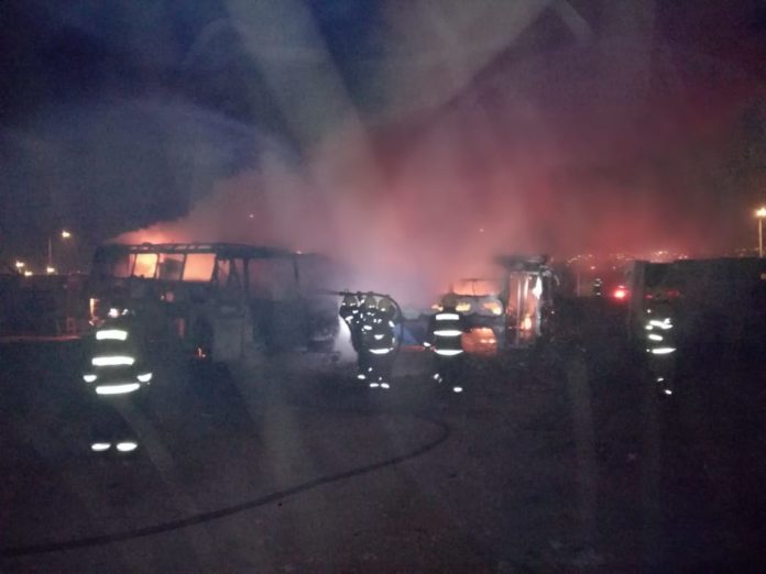 Bomberos fueron requeridos para apagar las llamas y evitar que se propagaran a residencias y negocios cercanos