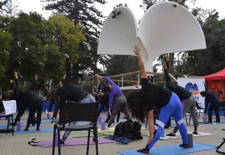 El frío no fue impedimento para que las mujeres disfrutaran de una clase de yoga al aire libre. (FOTO: Camila González E.)