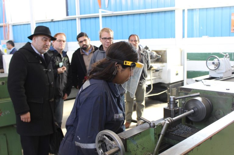 Durante la jornada de ayer, tanto la delegación canadiense como el rector del CFT estatal de Ovalle, Manuel Farías, recorrieron los talleres del Liceo Politécnico para conocer la infraestructura y los trabajos que allí se realizan. (FOTO: CHRISTIAN ARMAZA)