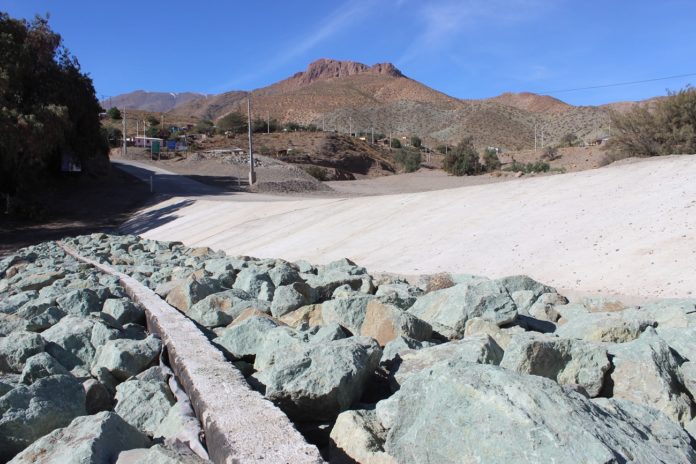 Varios son los trabajos que se han hecho para facilitar la circulación por la ruta, desde badenes, enrocados (como el de la imagen) para evitar la destrucción de la carretera, y otras obras como un puente saliendo de la localidad de El Puerto. No obstante, muchas veces la furia de las quebradas es más fuerte, y los cortes continúan. (FOTO: CHRISTIAN ARMAZA)