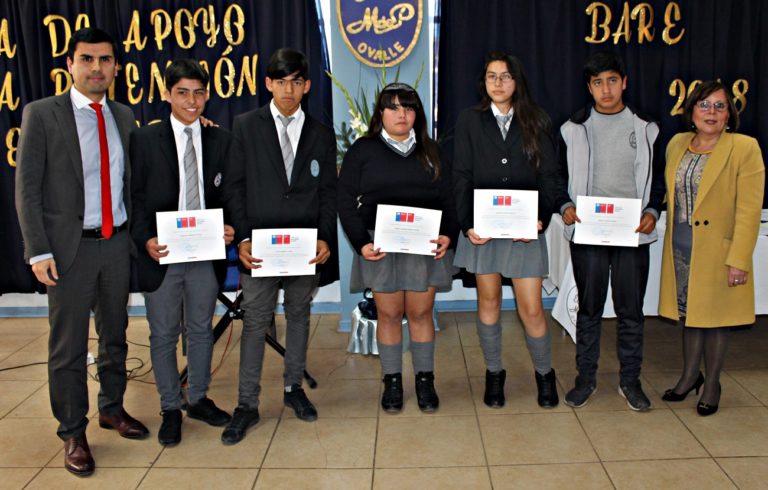 Alumnos del Liceo Estela Ávila Molina de Perry se comprometieron con asistir a clases, al firma una carta la cual les permite recibir el beneficio de la Beca de Apoyo a la Retención Escolar (BARE)