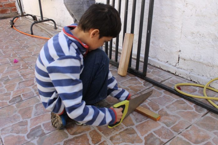 Se considera trabajo infantil toda actividad laboral remunerada o no realizada por niñas o niños menores de 15 años, que entorpezca su proceso educativo regular o afecte su salud o desarrollo integral.