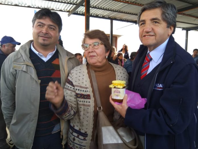 El director nacional de INDAP, Carlos Recondo (derecha de la imagen), celebra la apertura de la nueva agencia de área de dicho servicio en Combarbalá junto a una usuaria y el seremi de Agricultura, Rodrigo Ordenes. (FOTO: CEDIDA)