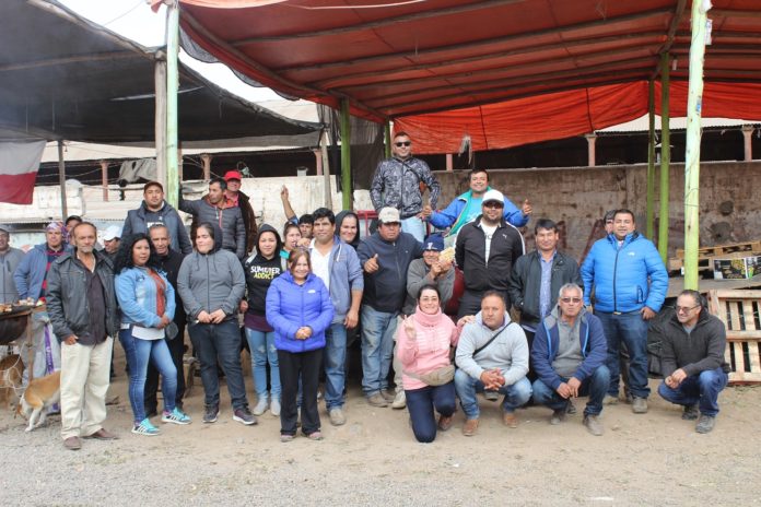 Reunidos desde primera hora de este jueves, los trabajadores del sector Posturas de la Feria Modelo de Ovalle, evitaron que personal municipal desmontara sus locales. Aseguran que existe discriminación y persecución, y que se mantendrán atentos a la espera de lo que venga en esta larga disputa entre trabajadores y el municipio. (FOTO: CHRISTIAN ARMAZA)