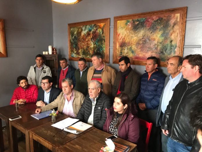 Agricultores de Monte Patria y Vicuña se reunieron ayer con la intendenta Lucía Pinto y el seremi de Economía, Luis Arjona, para definir un plan de acción para enfrentar la mala situación que viven hoy los productores de uva de mesa.