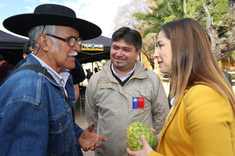 La intendenta Lucía Pinto explicó que con el decreto, se puede acelerar la entrega de recursos para los pequeños agricultores y campesinos.