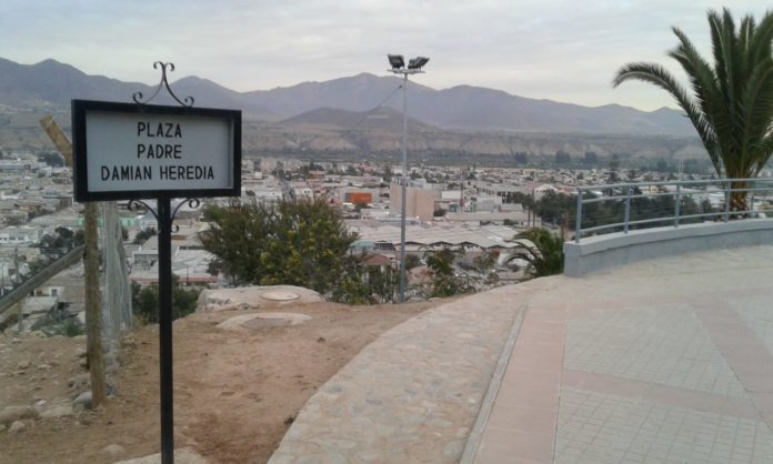 La plazoleta Padre Damián Heredia, ubicada en la parte alta de Ovalle, es una de las obras que homenajea al cuestionado religioso que hace más de tres décadas fue denunciado por abuso contra menores de edad en Pucón. Foto: Roberto Rivas.