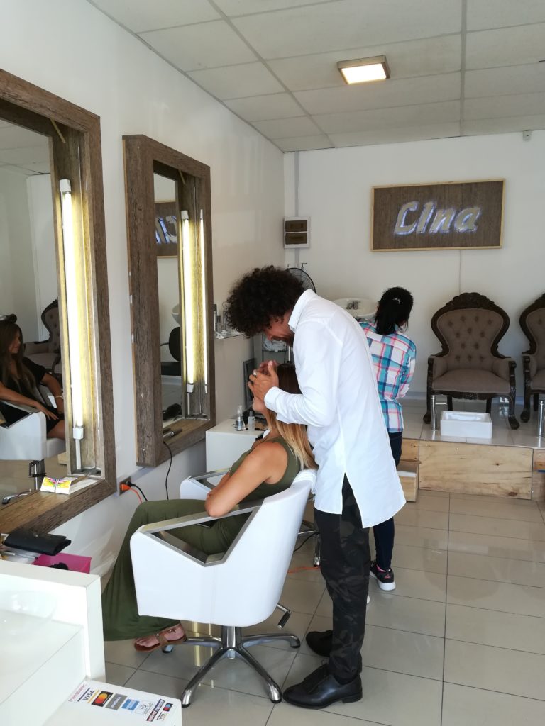 La Peluquería y Salón de Belleza Lina Montañez se ubica en calle Vicuña Mackenna 890, local 2.