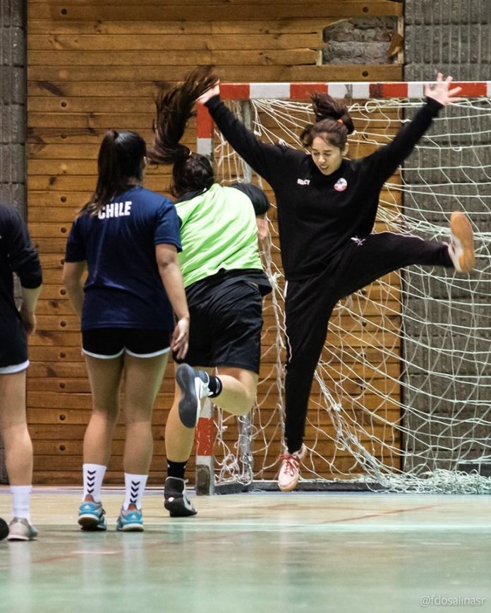 Emilia Godoy (en el arco) integró la selección chilena femenina que disputó el Mundial de Hungría sub 20.