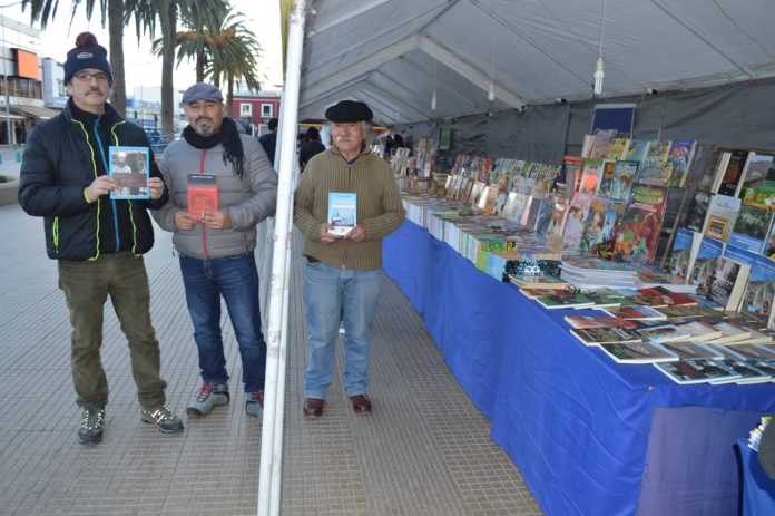 Mario Stepke y Patricio Olivares, vocero y gestor cultural respectivamente de la actividad literaria en la Plaza de Armas