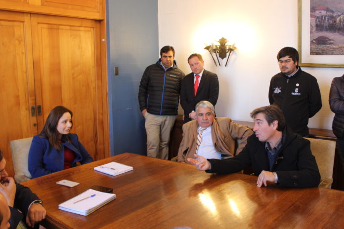 Además de la entrega de una carta, la intendenta regional les explicó las alternativas que se están estudiando en estos momentos para rebajar el peaje. En la imagen, el dirigente Fernando Elorza, flanqueado por el alcalde de Ovalle, Claudio Rentería, expresa el sentimiento de rechazo que tienen los usuarios y vecinos al alto cobro de la ruta ante la intendenta Lucía Pinto.