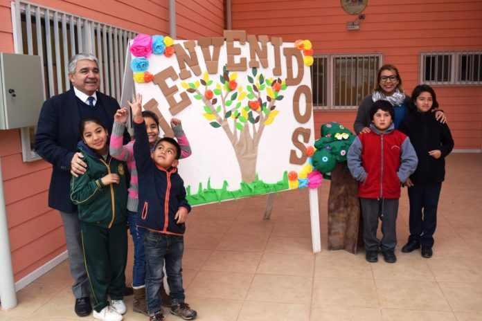 Alumnos y apoderados celebraron la reapertura de la escuela que estuvo cerrada por más de una década