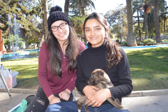 Isidora Ramos y María Araya, con la nueva mascota, aunque todavía no tiene nombre