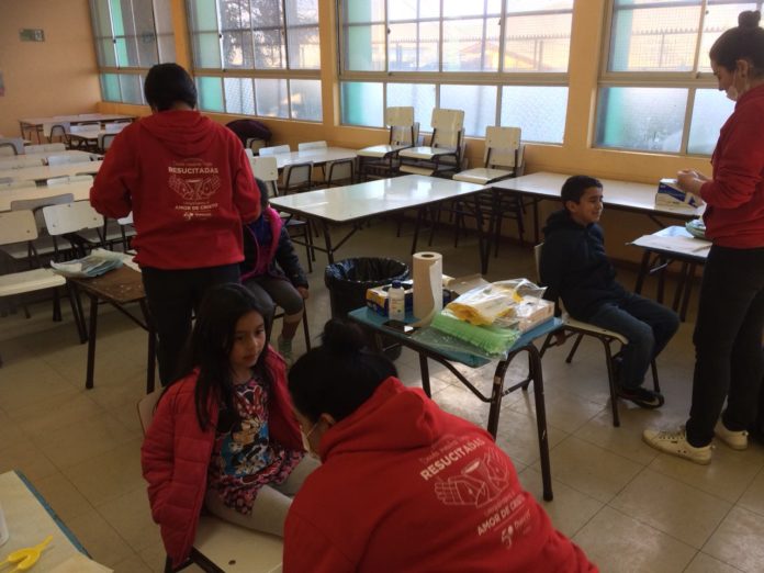 En la actividad se dictó una clase de orientación sobre la higiene bucal, y aparte una revisión y fluoración del estado de cada uno de los chicos