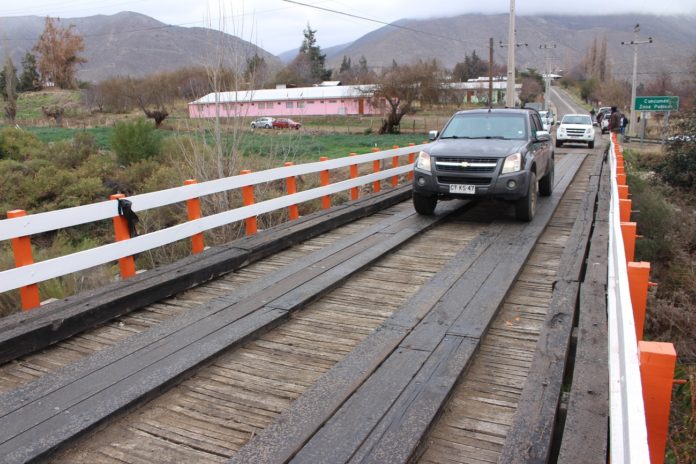 El viejo puente de madera que ofrece entrada a Cuncumén, tendría los días contados con el inicio del proceso administrativo para tener un proyecto definitivo más moderno