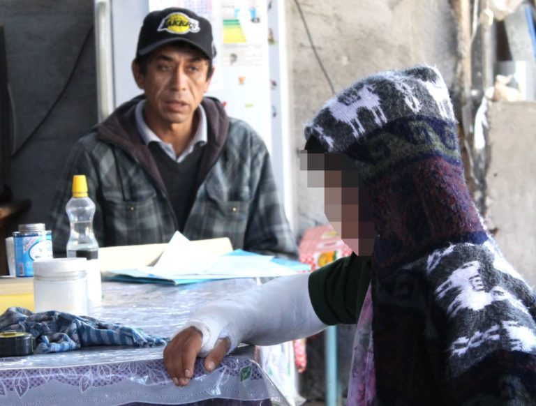 Según el diagnóstico del hospital, el niño tiene fractura de radio y cubito distal derecho, por lo que fue operado y se mantiene con yeso.