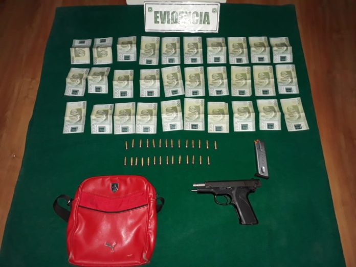 Carabineros incautó una pistola calibre 9mm con 14 tiros en su cargador y otros 14 cartuchos en una bolsa plástica junto a 30 mil pesos en dinero en efectivo