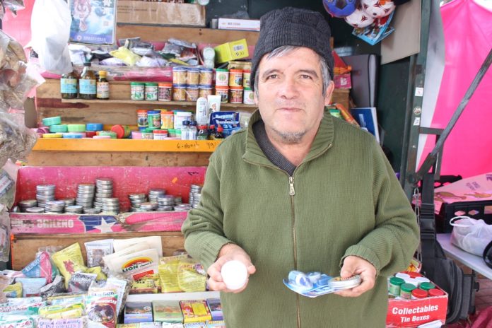 Carlos Fuentes está a cargo del tradicional puesto de hierbas medicinales.