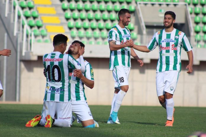 Francisco Cáceres celebra el gol de rodillas junto con sus compañeros de Provincial Ovalle.