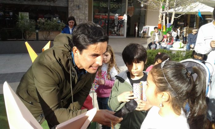 El presentador nacional se dio tiempo de jugar con niños en la actividad realizada en el mall local