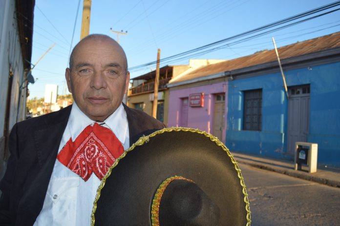 Jorge Martínez, nativo de Tocopilla, llegó a Ovalle a alegrar las calles del centro de la ciudad. Sólo quiere un poco de apoyo y comprensión por parte del público