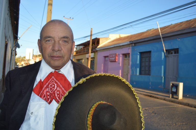 Jorge Martínez, nativo de Tocopilla, llegó a Ovalle a alegrar las calles del centro de la ciudad. Sólo quiere un poco de apoyo y comprensión por parte del público