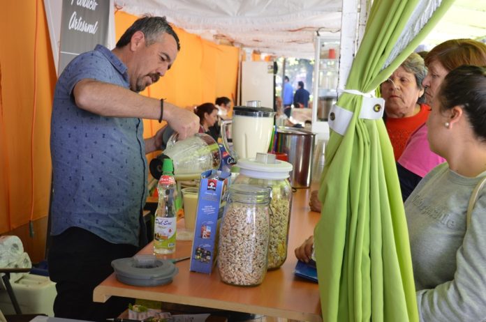 Frutinor está ubicado en el Mercado (puesto 17 y 18) y por estos días con un stand en la Plaza de Armas (en la imagen).