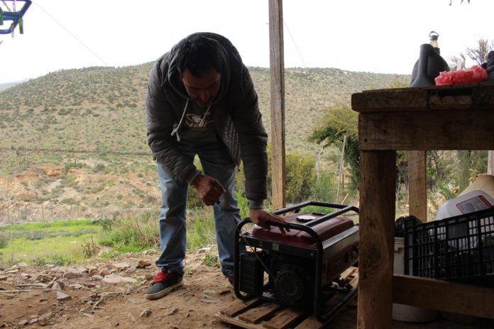 La falta de electricidad ha causado que algunos hogares deban comprar generadores, los que utilizan varios litros de bencina cada mes