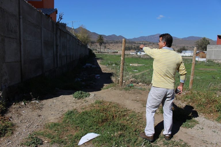 En la imagen se puede apreciar el terreno ubicado al final de calle Tocopilla, el cual día a día recibe desperdicios y visitas de personas que ahí se refugian para consumir droga.