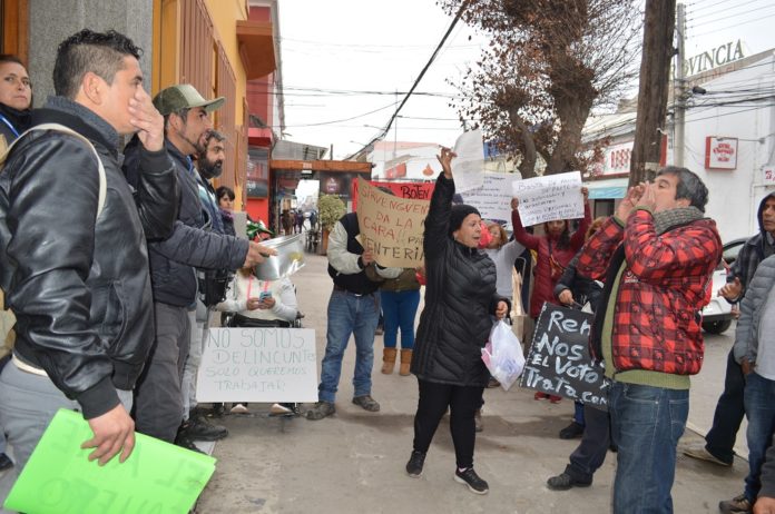 Los vendedores protestaron para conseguir permiso para trabajar. Crédito