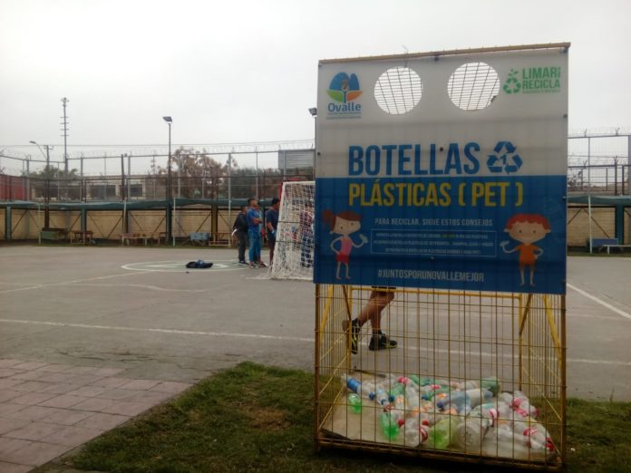 El día de visita es uno de los días que más botellas plásticas se reúnen en el contenedor