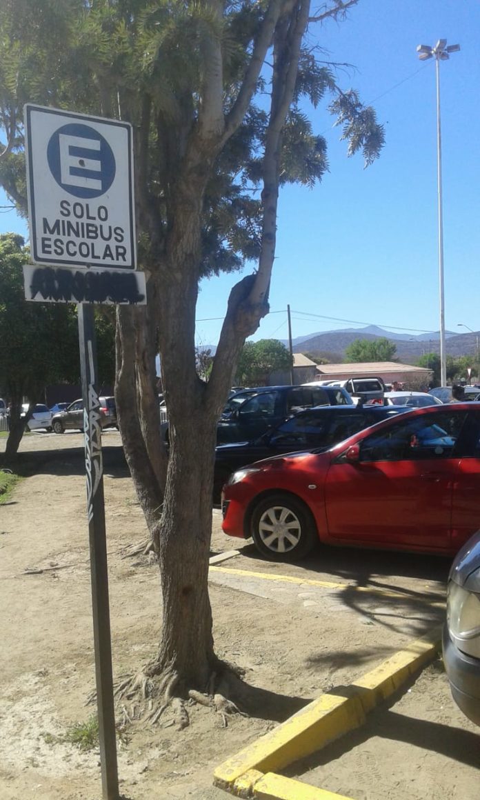 La mala utilización, por parte de particulares, de paraderos exclusivos significa un gran riesgo para los estudiantes que utilizan el transporte escolar.