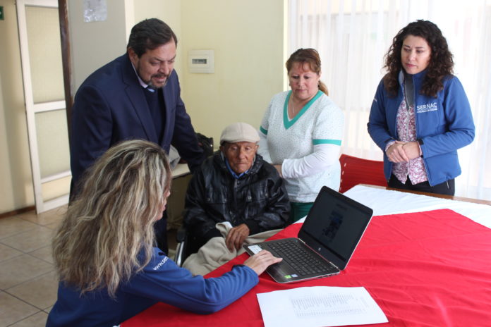 Junto a la directora regional del SERNAC, Paola Ahumada, y el gobernador del Limarí, Darío Molina, se realizó el registro y la inscripción de los datos de los residentes del Hogar de Ancianos del Club de Leones de Ovalle para que puedan recibir sus 7 mil pesos respectivos.