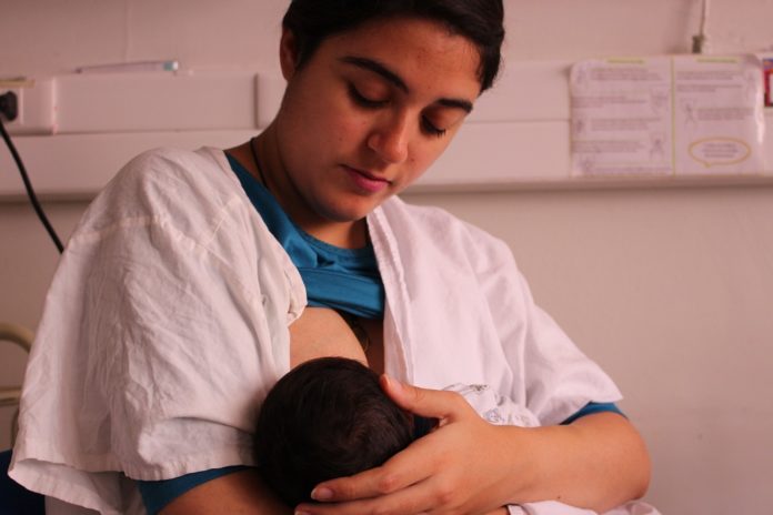 Un sinfín de beneficios brinda la lactancia materna a los niños.