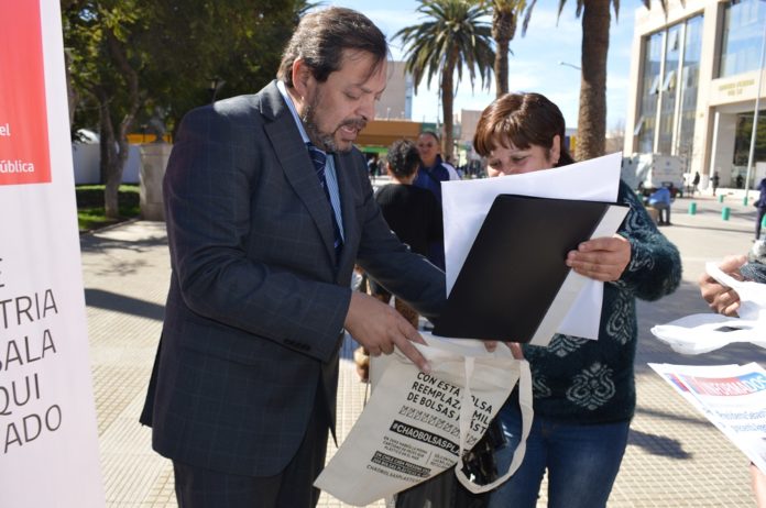 En la actividad, los transeúntes entregaron dos bolsas plásticas y recibieron gratis una de género reutilizable.