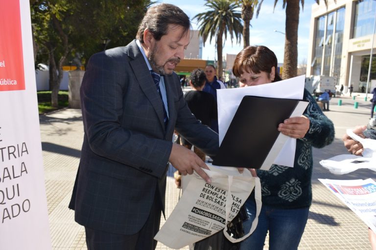 En la actividad, los transeúntes entregaron dos bolsas plásticas y recibieron gratis una de género reutilizable.