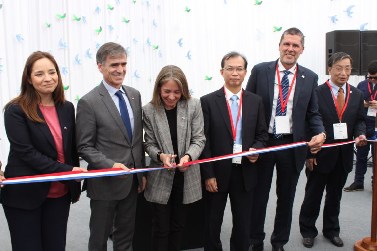 Con la presencia de los ministros de Economía y Energía, José Ramón Valente y Susana Jiménez, además de la plana mayor de las empresas SPIC y Pacific Hydro, y autoridades regionales, se dio el vamos al Parque Eólico Punta Sierra.