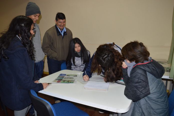 Alumnos del Estela Ávila de Perry conocieron en un dinámico taller las técnicas de periodismo escolar de la mano de los profesionales de El Ovallino