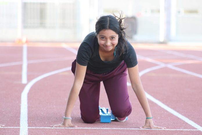 Jocelyn Araya (14) entrena fuerte para cumplir sus sueños en las pruebas de fondo del atletismo.