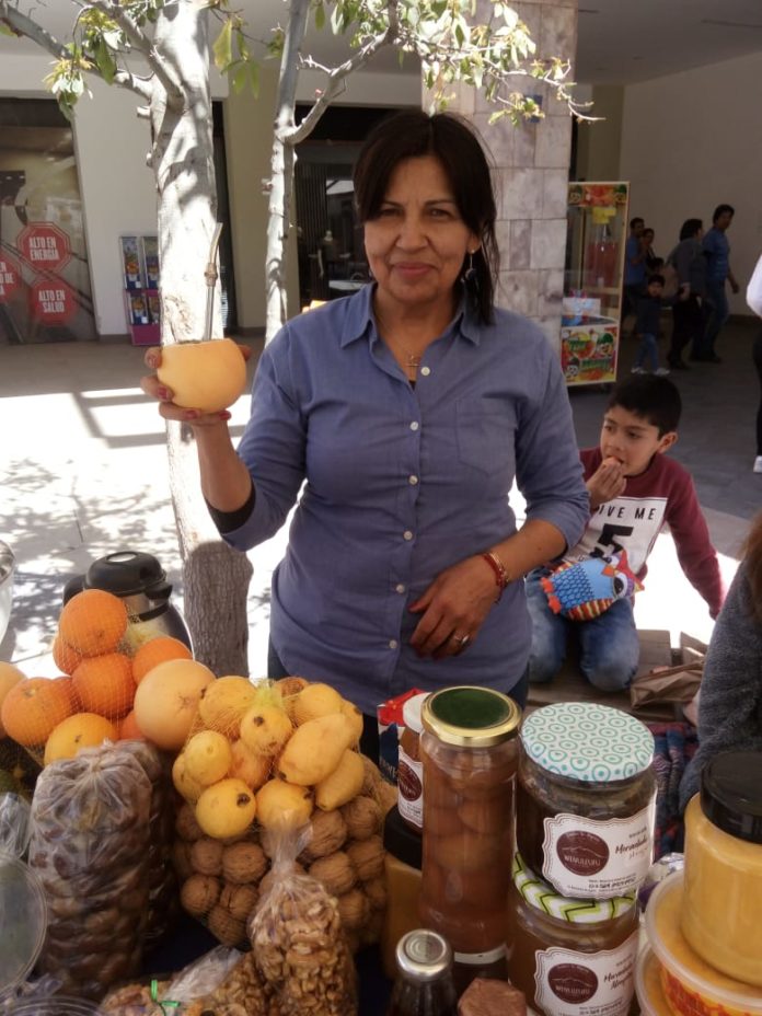 María Díaz produce dulce de alcayota elaborado a leña, bombones y tortas de higo, una variada gama de mermeladas, rocotos, guayaba y el llamativo pomelo mate.