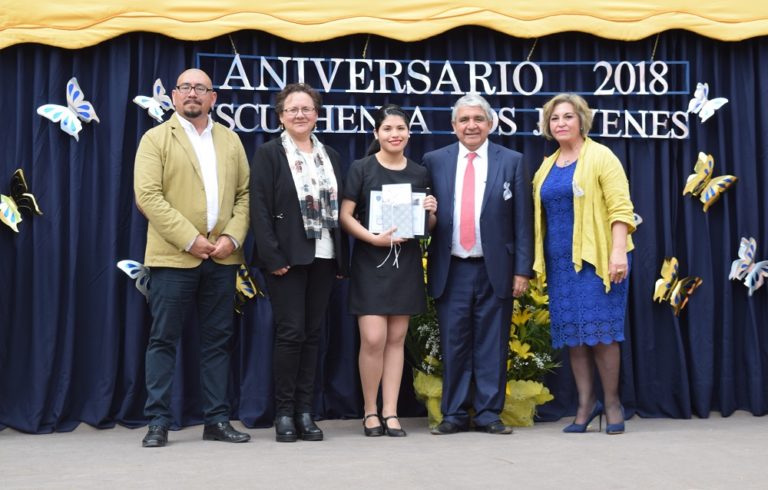 Uno de los momentos significativos del evento fue la entrega del Premio Identidad y Sello Raulino, donde estudiantes y docentes fueron destacados por sus desempeños, valores y compromiso con el liceo.